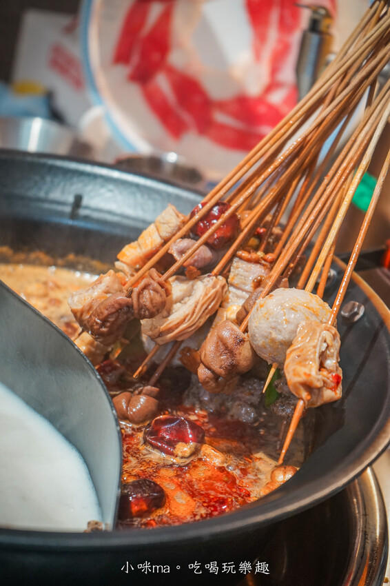 李鐵柱百草串串香｜上百種串串搭配正宗重慶風味鍋底，麻辣帶勁好滋味，一串、二串...停不下來啦，捷運永安市場站 中和美食