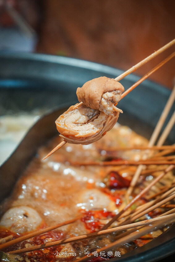 李鐵柱百草串串香｜上百種串串搭配正宗重慶風味鍋底，麻辣帶勁好滋味，一串、二串...停不下來啦，捷運永安市場站 中和美食