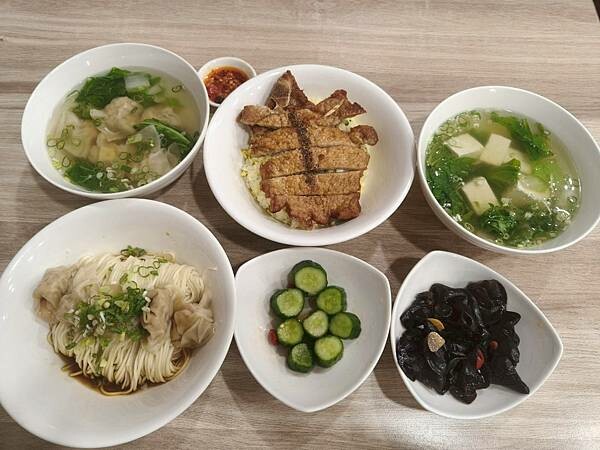 台北捷運世貿101站平價美食-碰麵麵食館(吳興店)- 超大份