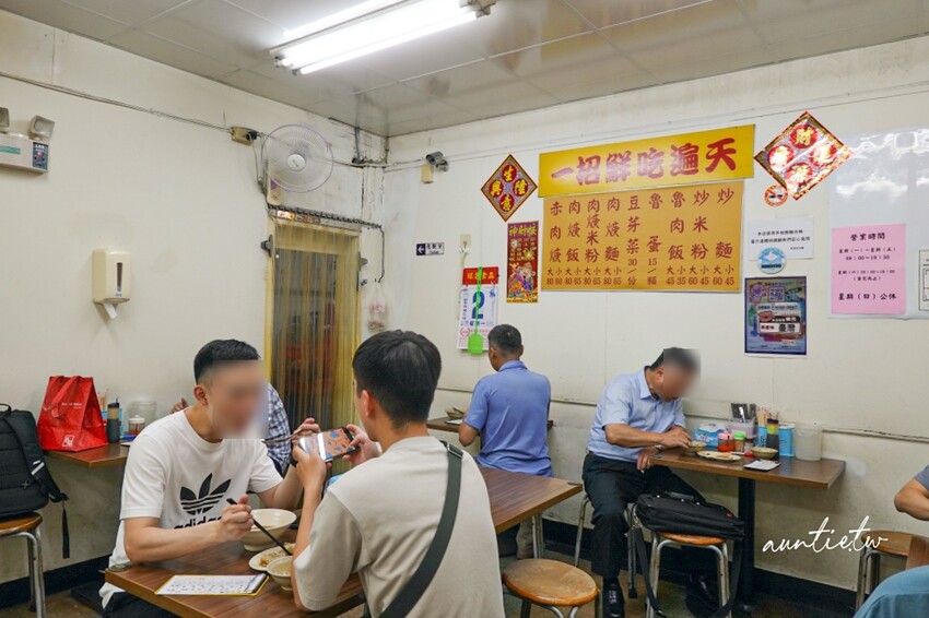 台北民生社區阿草赤肉羹!招牌赤肉羹與鹹香滷肉飯,40年在地老店必訪