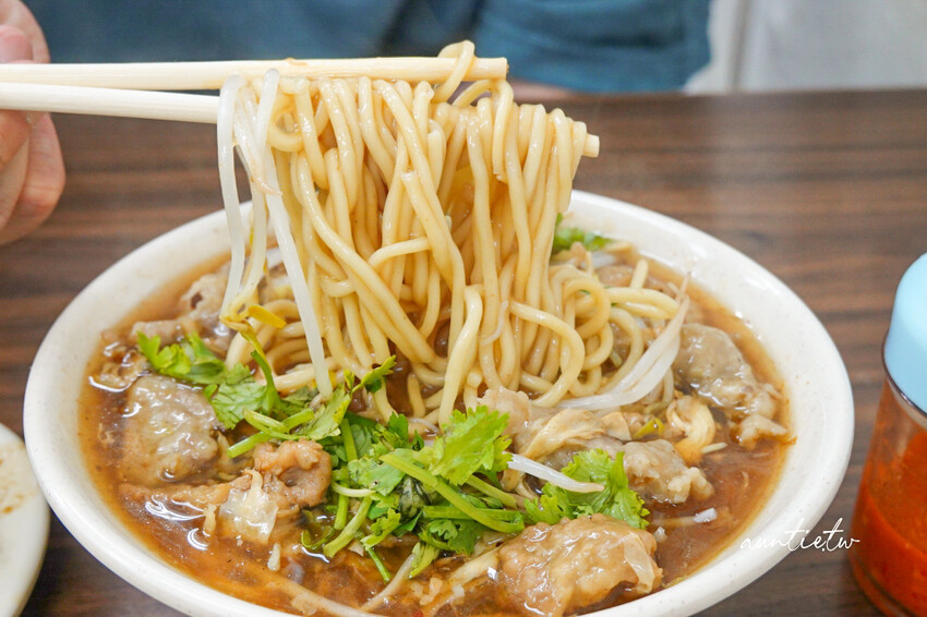 台北民生社區阿草赤肉羹!招牌赤肉羹與鹹香滷肉飯,40年在地老店必訪