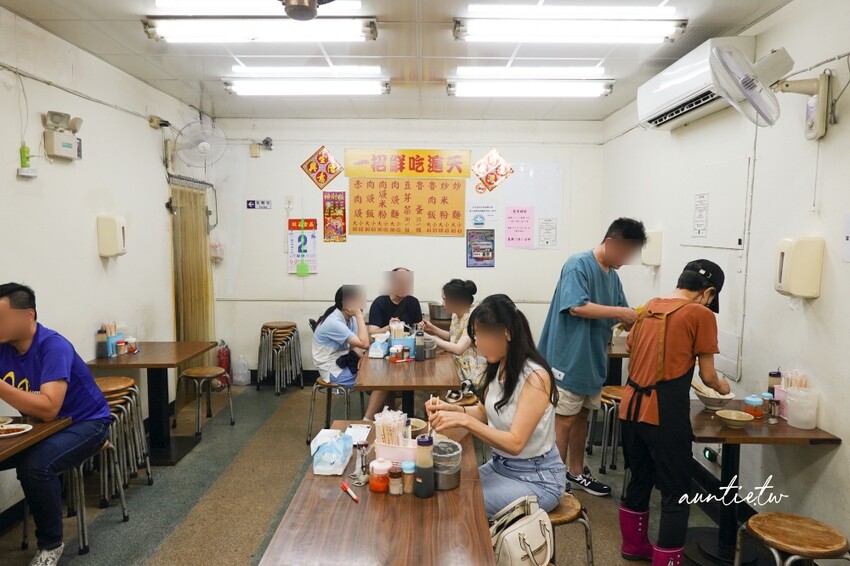台北民生社區阿草赤肉羹!招牌赤肉羹與鹹香滷肉飯,40年在地老店必訪