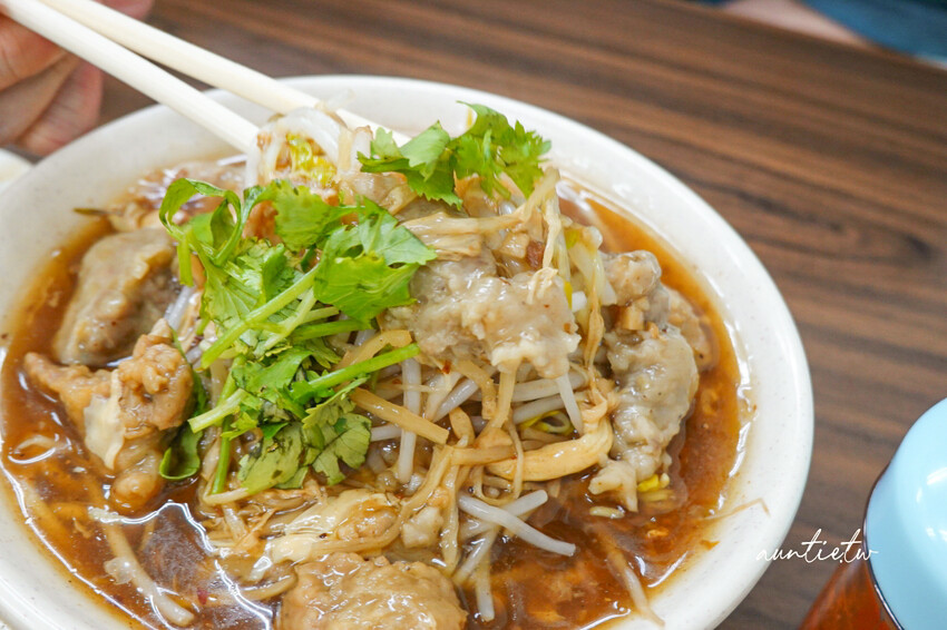 台北民生社區阿草赤肉羹!招牌赤肉羹與鹹香滷肉飯,40年在地老店必訪