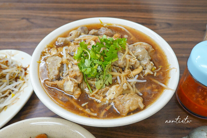 台北民生社區阿草赤肉羹!招牌赤肉羹與鹹香滷肉飯,40年在地老店必訪