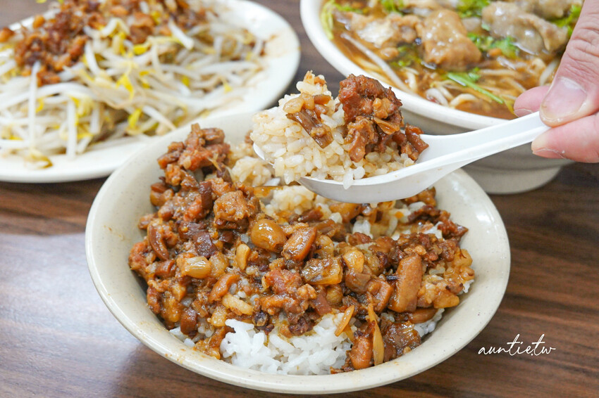 台北民生社區阿草赤肉羹!招牌赤肉羹與鹹香滷肉飯,40年在地老店必訪