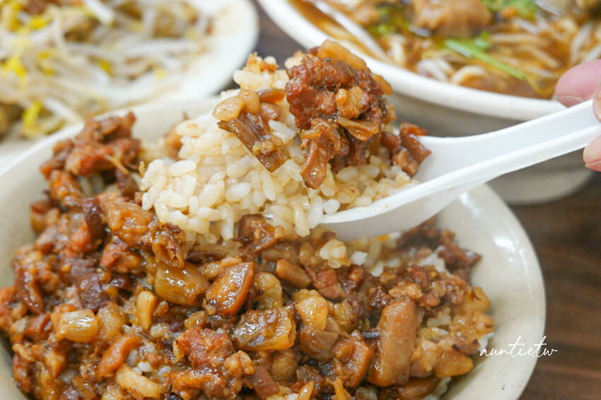 台北民生社區阿草赤肉羹!招牌赤肉羹與鹹香滷肉飯,40年在地老店必訪