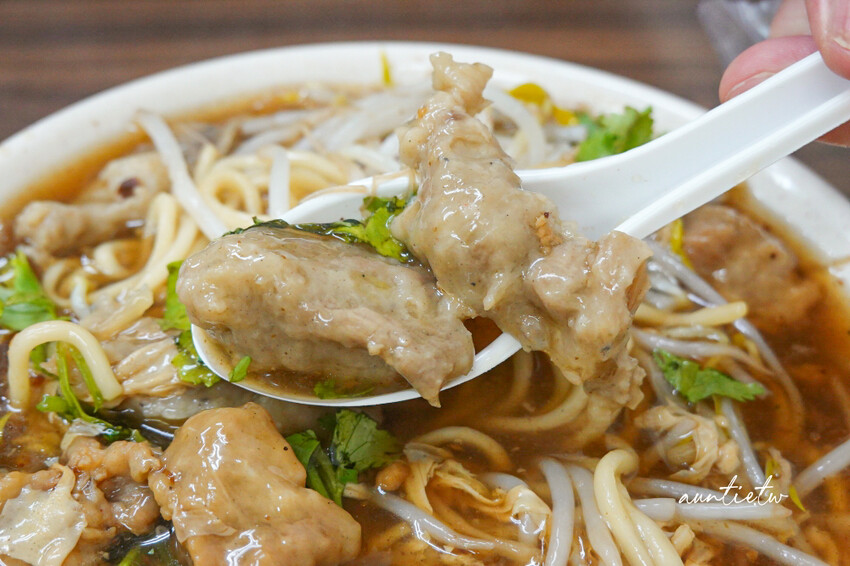 台北民生社區阿草赤肉羹!招牌赤肉羹與鹹香滷肉飯,40年在地老店必訪