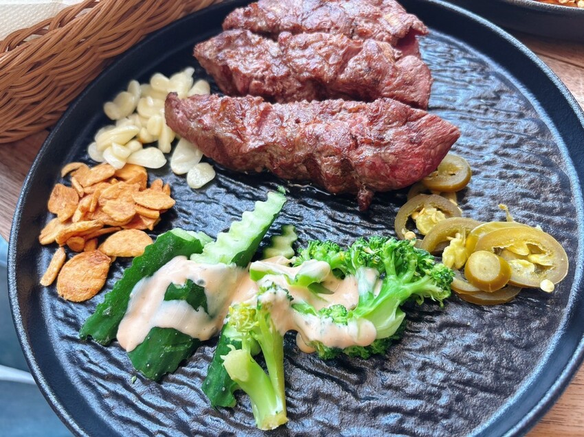 新竹動物園旁人氣美食｜噴火美式炭烤牛排 ，平價高品質炭烤牛排專賣店，新竹美食推薦 | 跟著企鵝一起吃喝玩樂