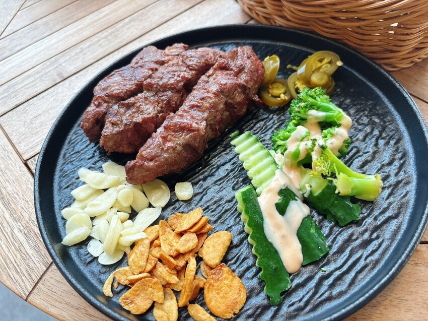 新竹動物園旁人氣美食｜噴火美式炭烤牛排 ，平價高品質炭烤牛排專賣店，新竹美食推薦 | 跟著企鵝一起吃喝玩樂