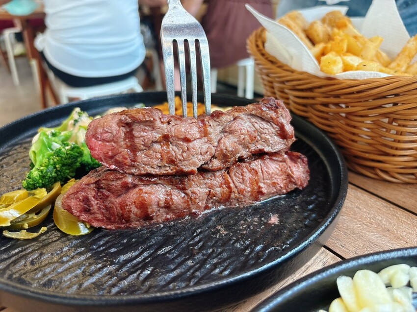 新竹動物園旁人氣美食｜噴火美式炭烤牛排 ，平價高品質炭烤牛排專賣店，新竹美食推薦 | 跟著企鵝一起吃喝玩樂