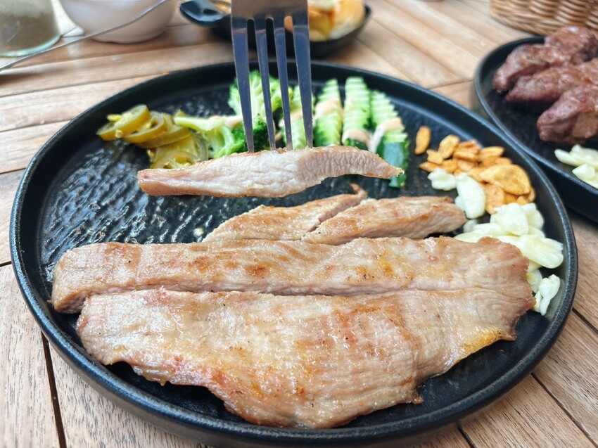 新竹動物園旁人氣美食｜噴火美式炭烤牛排 ，平價高品質炭烤牛排專賣店，新竹美食推薦 | 跟著企鵝一起吃喝玩樂