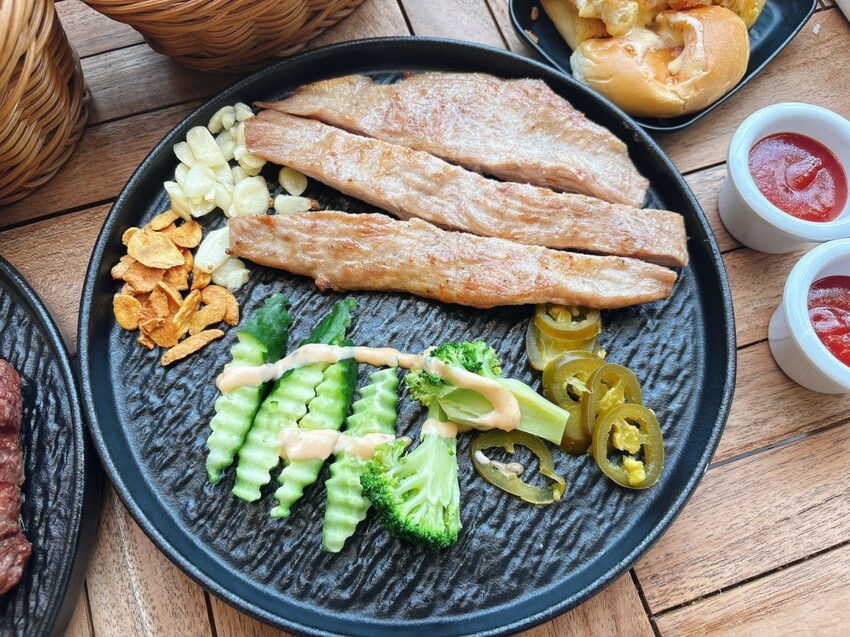 新竹動物園旁人氣美食｜噴火美式炭烤牛排 ，平價高品質炭烤牛排專賣店，新竹美食推薦 | 跟著企鵝一起吃喝玩樂