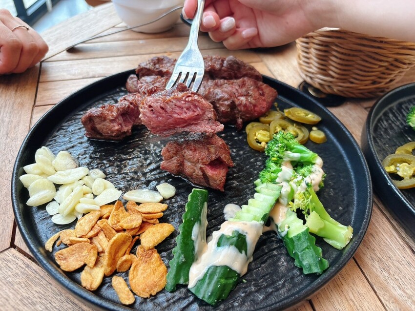 新竹動物園旁人氣美食｜噴火美式炭烤牛排 ，平價高品質炭烤牛排專賣店，新竹美食推薦 | 跟著企鵝一起吃喝玩樂