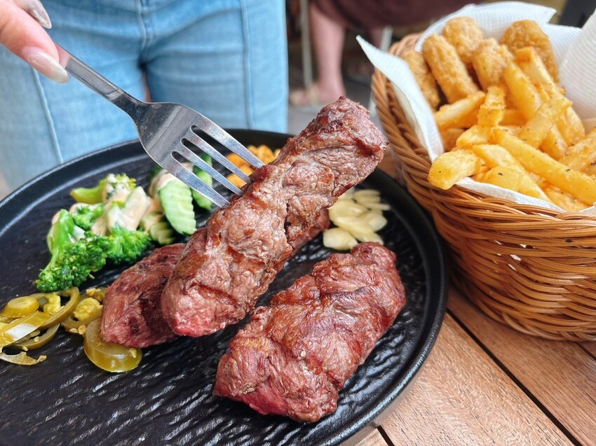 新竹動物園旁人氣美食｜噴火美式炭烤牛排 ，平價高品質炭烤牛排專賣店，新竹美食推薦 | 跟著企鵝一起吃喝玩樂
