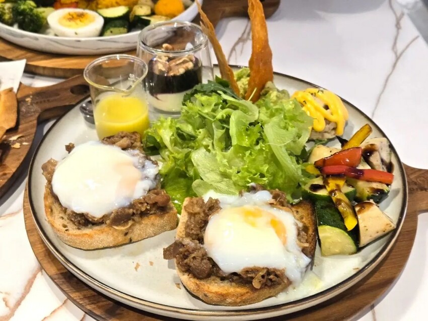 成真咖啡 ComeTrue CAFE 台南誠品生活店｜南台灣最大誠品全新開幕咖啡廳！必點熔岩焦香布蕾厚鬆餅！台南咖啡廳推薦、誠品下午茶推薦、台南早午餐推薦、台南下午茶推薦 - 佛系旅遊筆記