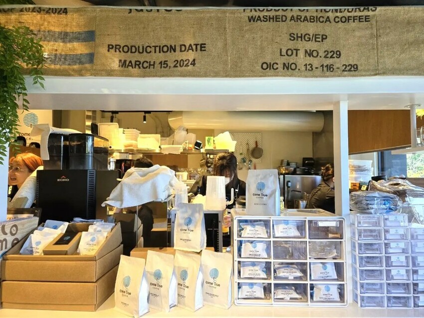 成真咖啡 ComeTrue CAFE 台南誠品生活店｜南台灣最大誠品全新開幕咖啡廳！必點熔岩焦香布蕾厚鬆餅！台南咖啡廳推薦、誠品下午茶推薦、台南早午餐推薦、台南下午茶推薦 - 佛系旅遊筆記