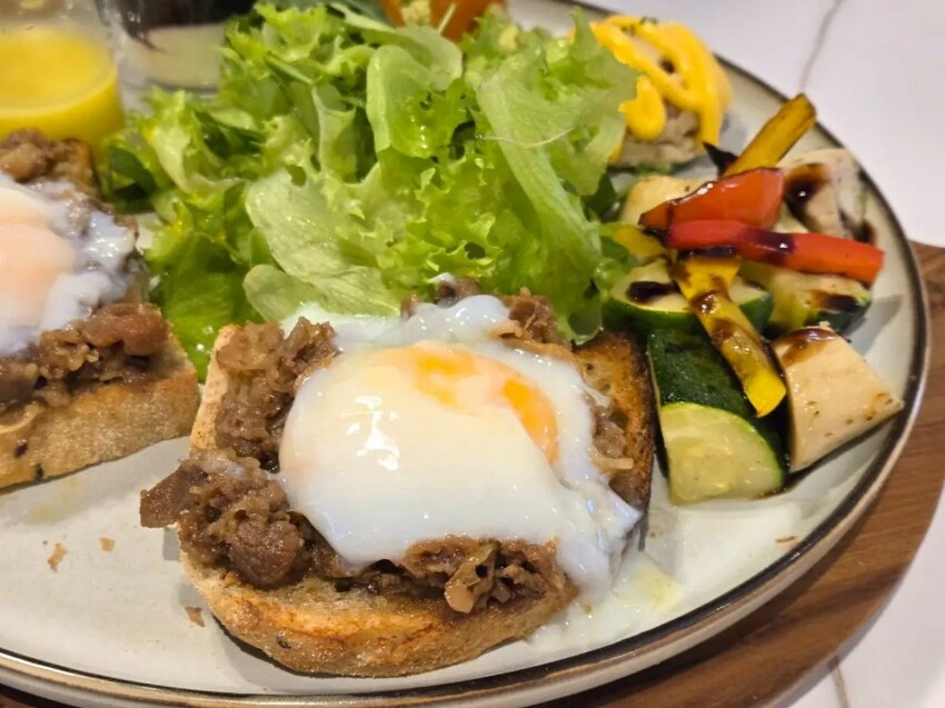 成真咖啡 ComeTrue CAFE 台南誠品生活店｜南台灣最大誠品全新開幕咖啡廳！必點熔岩焦香布蕾厚鬆餅！台南咖啡廳推薦、誠品下午茶推薦、台南早午餐推薦、台南下午茶推薦 - 佛系旅遊筆記