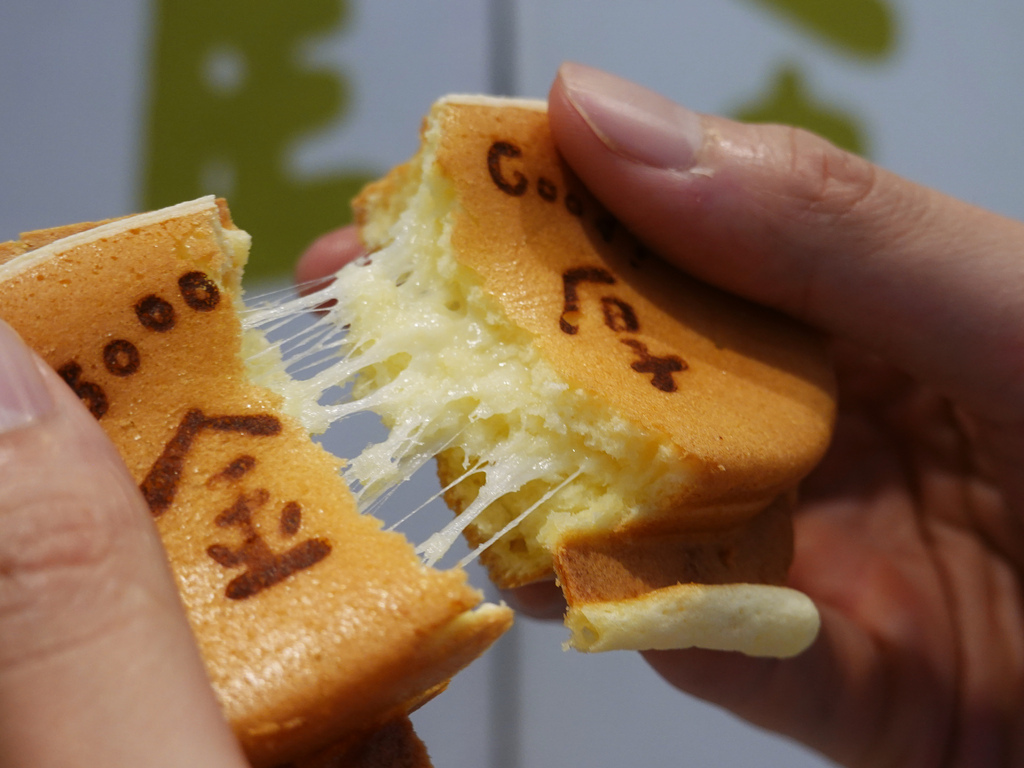 銅板價的幸福！金厚雞蛋糕，鹹甜口味齊發，起司牽絲、麻糬軟糯太銷魂！