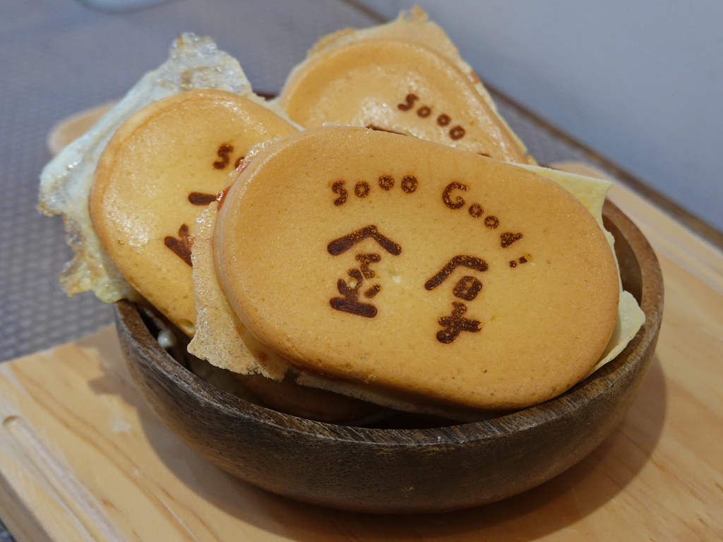 銅板價的幸福！金厚雞蛋糕，鹹甜口味齊發，起司牽絲、麻糬軟糯太銷魂！