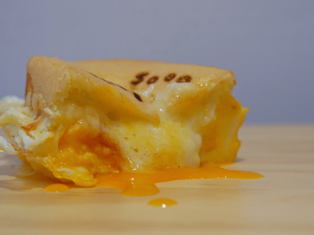 銅板價的幸福！金厚雞蛋糕，鹹甜口味齊發，起司牽絲、麻糬軟糯太銷魂！