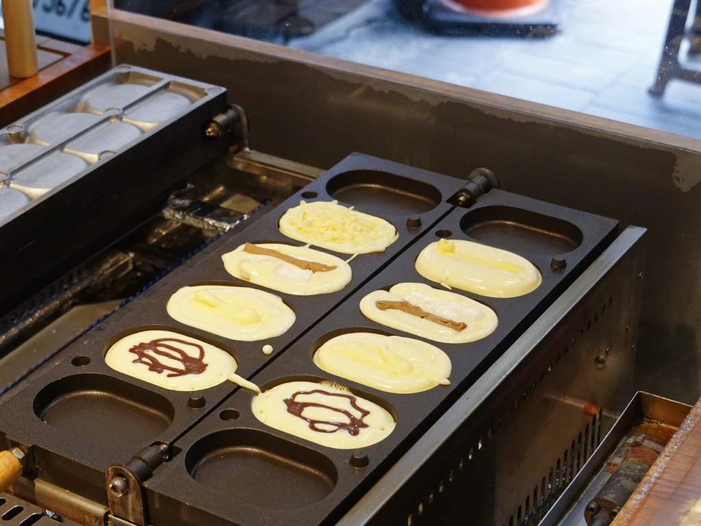 銅板價的幸福！金厚雞蛋糕，鹹甜口味齊發，起司牽絲、麻糬軟糯太銷魂！