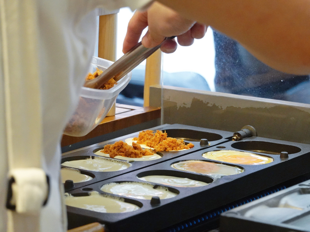 銅板價的幸福！金厚雞蛋糕，鹹甜口味齊發，起司牽絲、麻糬軟糯太銷魂！