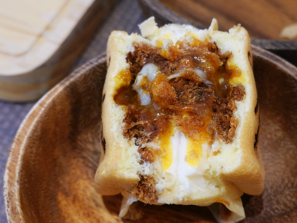 銅板價的幸福！金厚雞蛋糕，鹹甜口味齊發，起司牽絲、麻糬軟糯太銷魂！