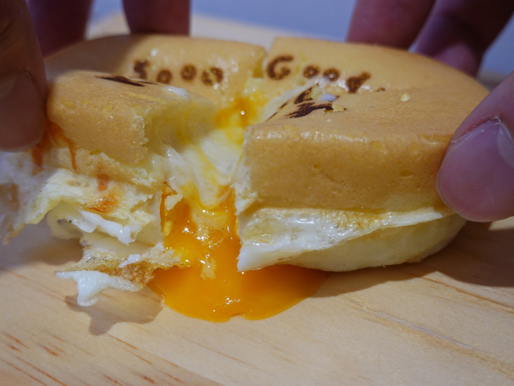 銅板價的幸福！金厚雞蛋糕，鹹甜口味齊發，起司牽絲、麻糬軟糯太銷魂！