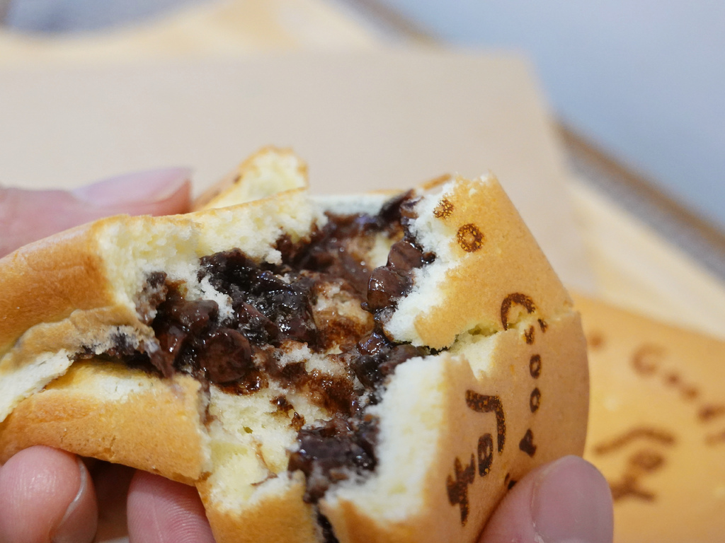 銅板價的幸福！金厚雞蛋糕，鹹甜口味齊發，起司牽絲、麻糬軟糯太銷魂！