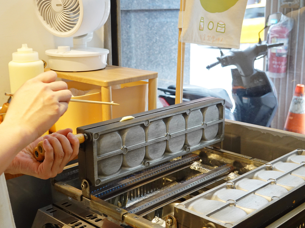 銅板價的幸福！金厚雞蛋糕，鹹甜口味齊發，起司牽絲、麻糬軟糯太銷魂！