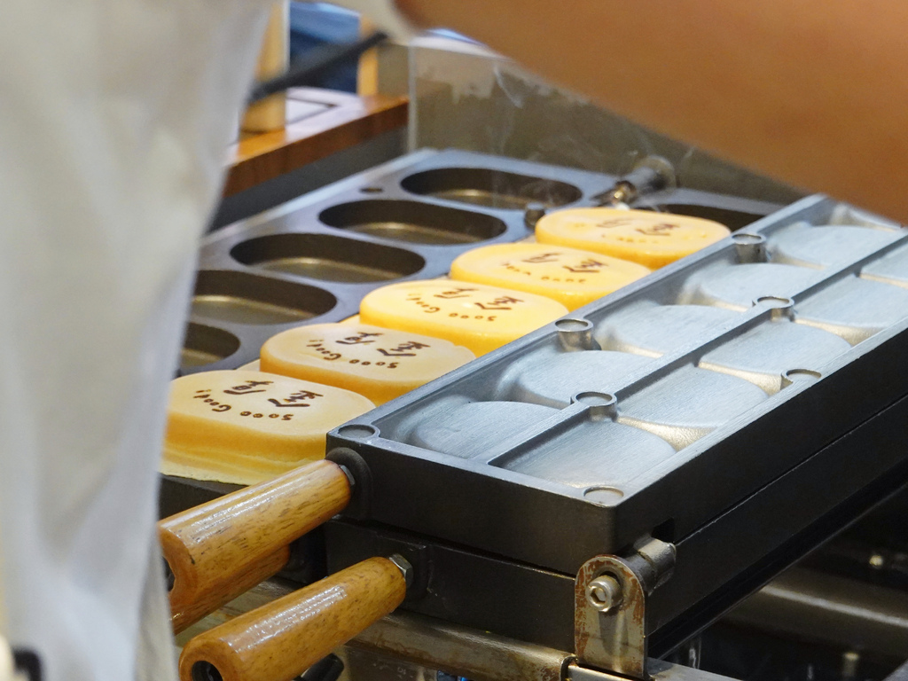 銅板價的幸福！金厚雞蛋糕，鹹甜口味齊發，起司牽絲、麻糬軟糯太銷魂！