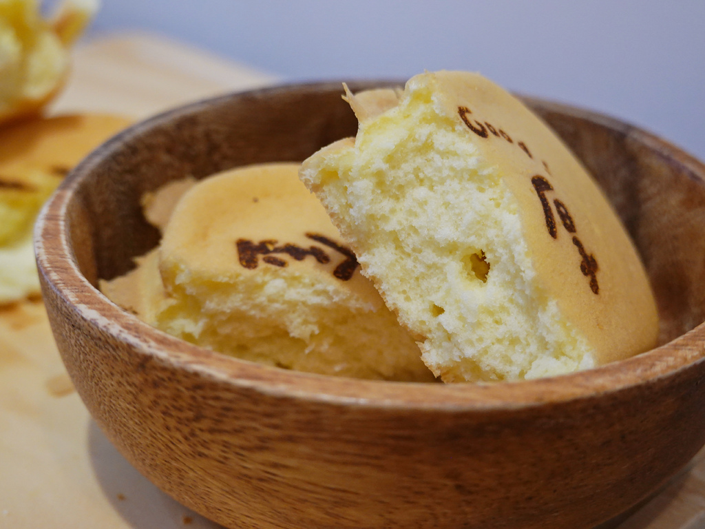 銅板價的幸福！金厚雞蛋糕，鹹甜口味齊發，起司牽絲、麻糬軟糯太銷魂！