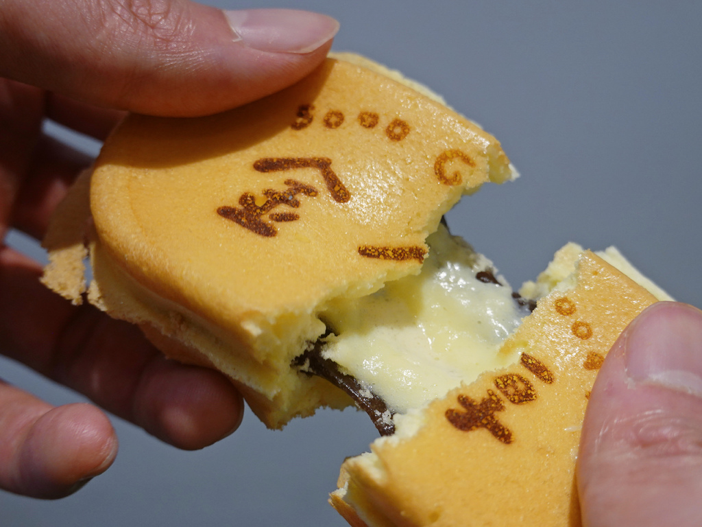 銅板價的幸福！金厚雞蛋糕，鹹甜口味齊發，起司牽絲、麻糬軟糯太銷魂！