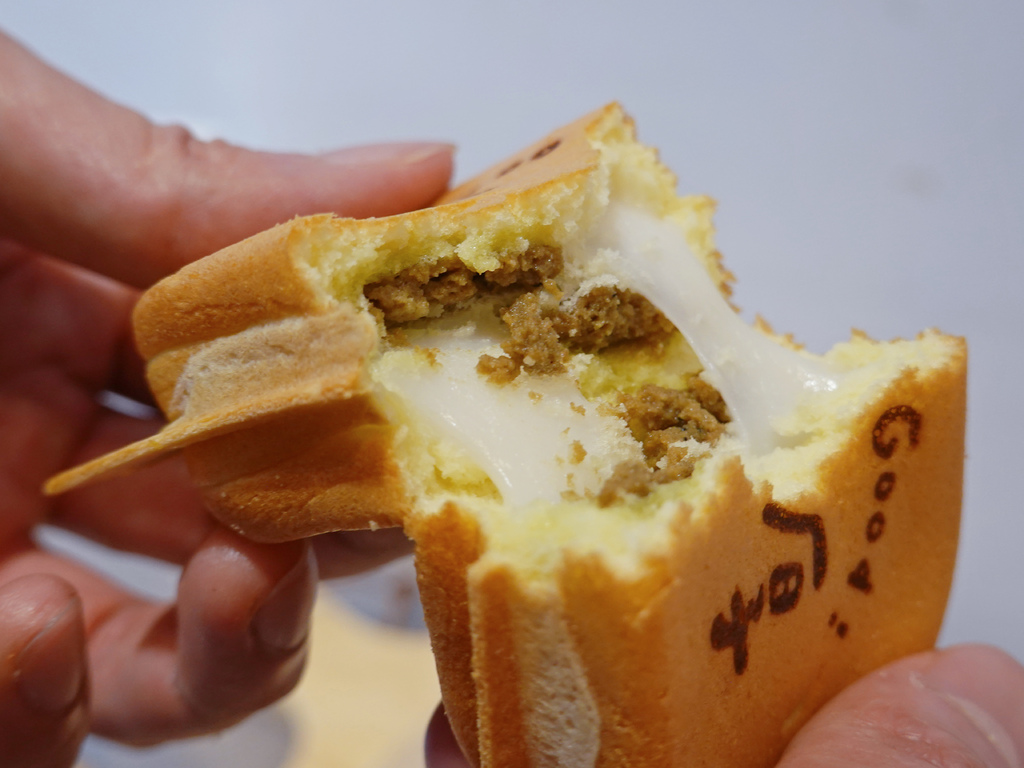 銅板價的幸福！金厚雞蛋糕，鹹甜口味齊發，起司牽絲、麻糬軟糯太銷魂！