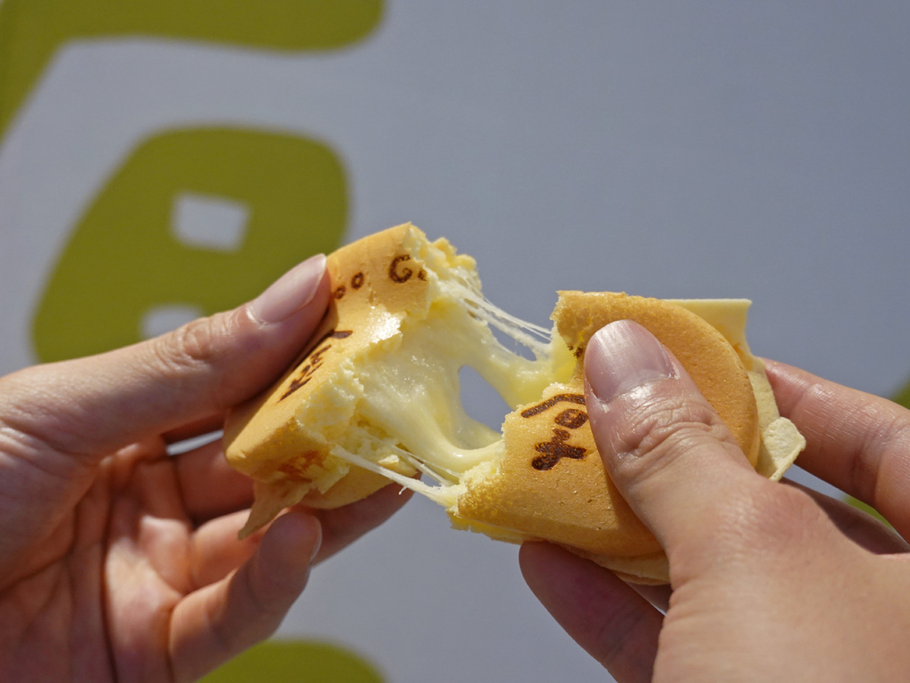 銅板價的幸福！金厚雞蛋糕，鹹甜口味齊發，起司牽絲、麻糬軟糯太銷魂！