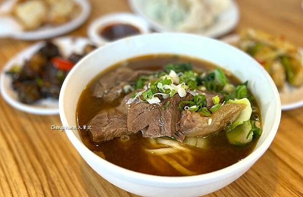 基隆美食【慶有餘】牛肉麵好吃超值，創意小菜超亮眼！