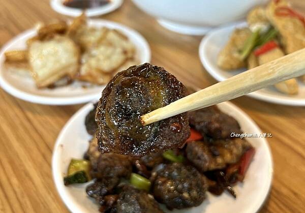 基隆美食【慶有餘】牛肉麵好吃超值，創意小菜超亮眼！