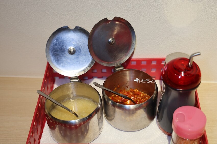 三重國小站美食!雙囍號麵線爆料三寶,麻辣臭豆腐鴨血必吃。