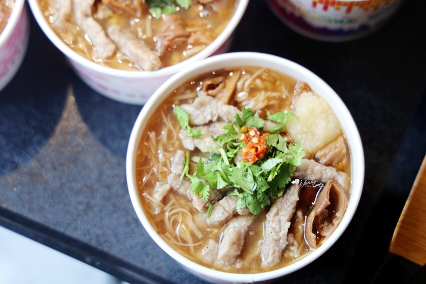 三重國小站美食!雙囍號麵線爆料三寶,麻辣臭豆腐鴨血必吃。