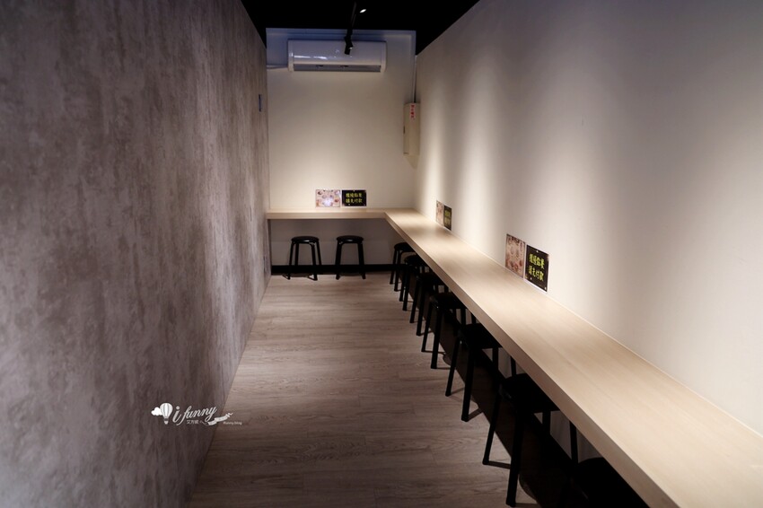 三重國小站美食!雙囍號麵線爆料三寶,麻辣臭豆腐鴨血必吃。