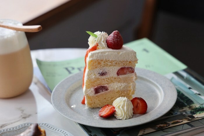 三重國小站美食!雙囍號麵線爆料三寶,麻辣臭豆腐鴨血必吃。