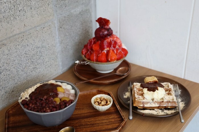 三重國小站美食!雙囍號麵線爆料三寶,麻辣臭豆腐鴨血必吃。