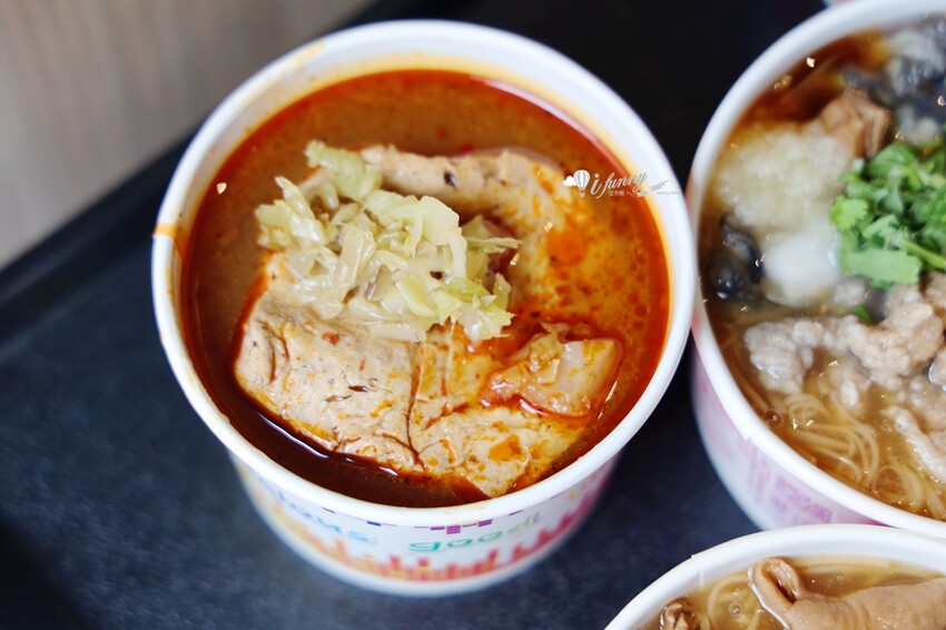 三重國小站美食!雙囍號麵線爆料三寶,麻辣臭豆腐鴨血必吃。