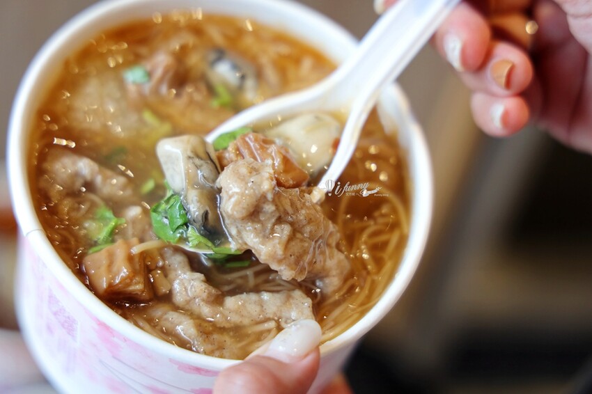 三重國小站美食!雙囍號麵線爆料三寶,麻辣臭豆腐鴨血必吃。