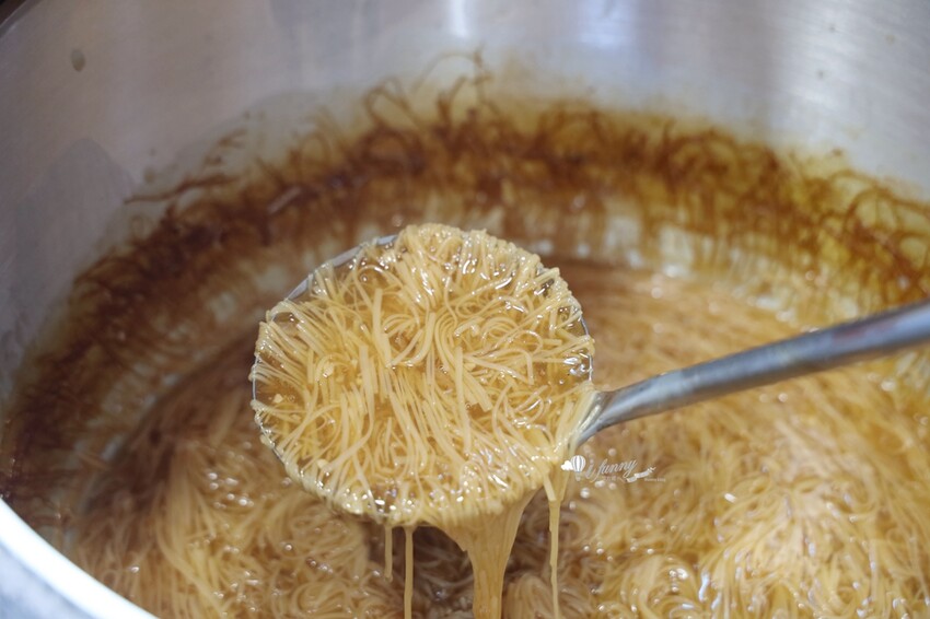 三重國小站美食!雙囍號麵線爆料三寶,麻辣臭豆腐鴨血必吃。