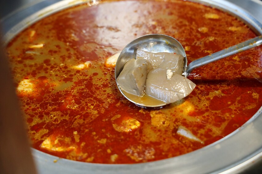 三重國小站美食!雙囍號麵線爆料三寶,麻辣臭豆腐鴨血必吃。