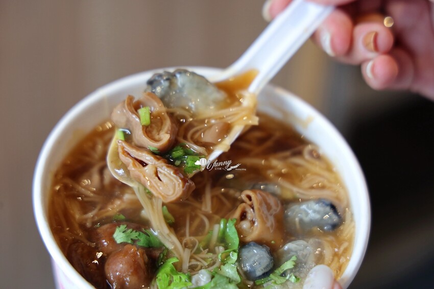 三重國小站美食!雙囍號麵線爆料三寶,麻辣臭豆腐鴨血必吃。