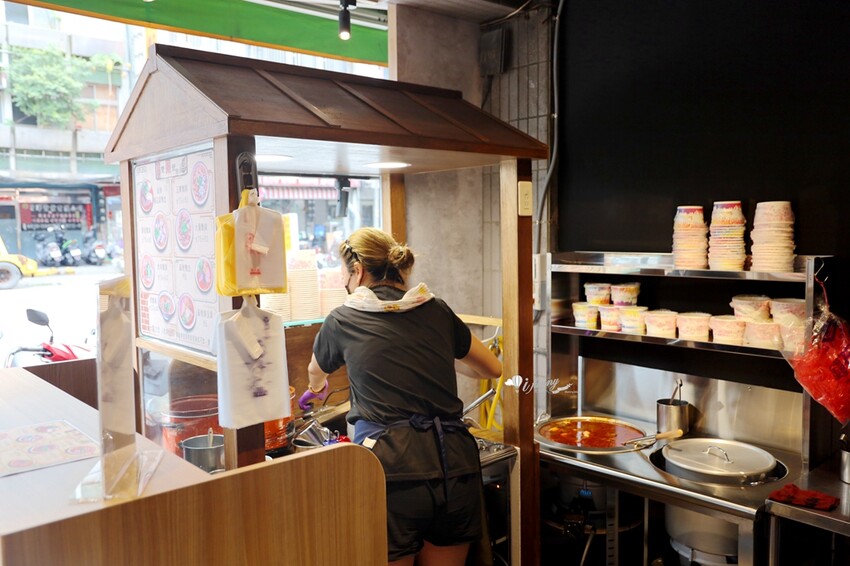 三重國小站美食!雙囍號麵線爆料三寶,麻辣臭豆腐鴨血必吃。