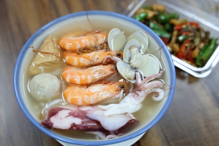 三重國小站美食!雙囍號麵線爆料三寶,麻辣臭豆腐鴨血必吃。