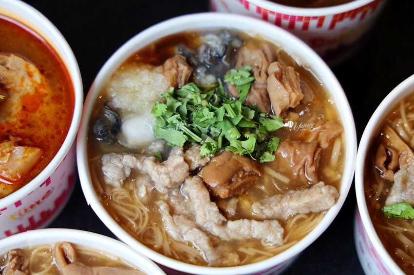 三重國小站美食!雙囍號麵線爆料三寶,麻辣臭豆腐鴨血必吃。